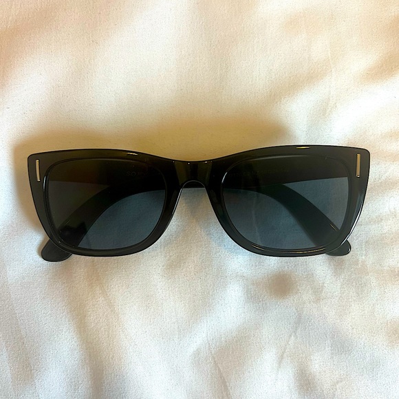 Retro Inspired Rectangle Sunglasses - Picture 2 of 3